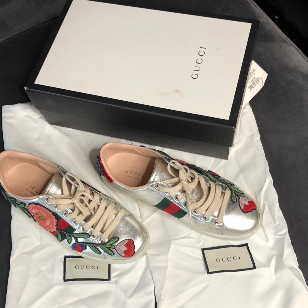 GUCCI silver sneakers low top with flower design